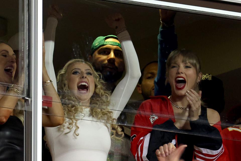 Swift, right, stood next to Chiefs quarterback Patrick Mahomes' wife, Brittany Mahomes, during the match.