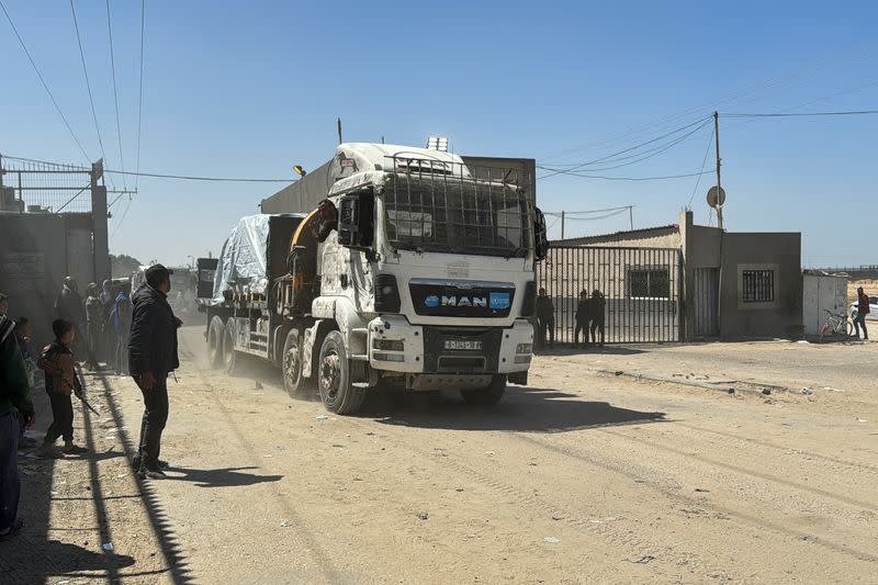 Un camión con ayuda entra en Gaza a través del paso fronterizo de Kerem Shalom, en medio del actual conflicto entre Israel y Hamás, en Rafah, en el sur de la Franja de Gaza
