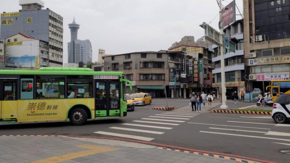 台中市政府密集進行公車有無禮讓行人稽查，七輛公車未停讓行人，依契約規定處分。（記者徐義雄攝）