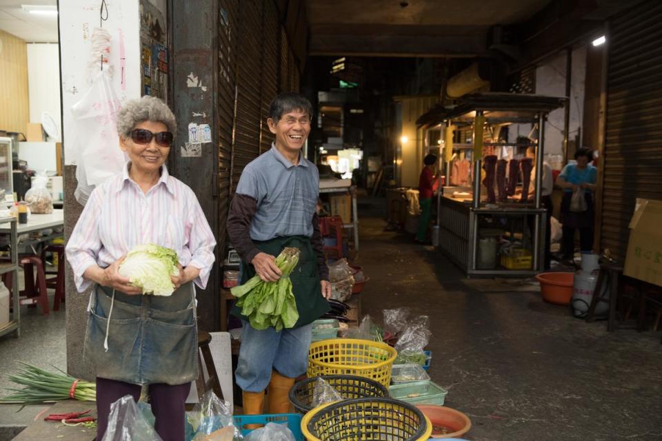 距離「王家熟食攤」只有幾步路的「阿水兄、阿水嫂菜攤」在市場擺攤近50年。