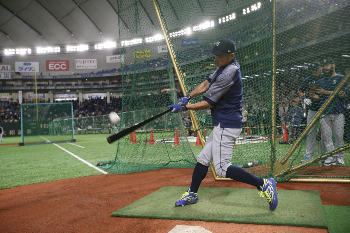 Former Seattle Mariners superstar Ichiro Suzuki visits Chiba Meitoku High  School to hold a clinic for the baseball club students in Chiba City, Chiba  Prefecture on Dec. 3, 2021. ( The Yomiuri