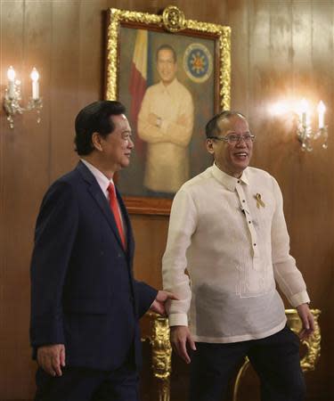 Philippines' President Benigno Aquino (R) walks with Vietnam's Prime Minister Nguyen Tan Dung during the latter's visit at the Malacanang Presidential Palace in Manila May 21, 2014. REUTERS/Aaron Favila/Pool