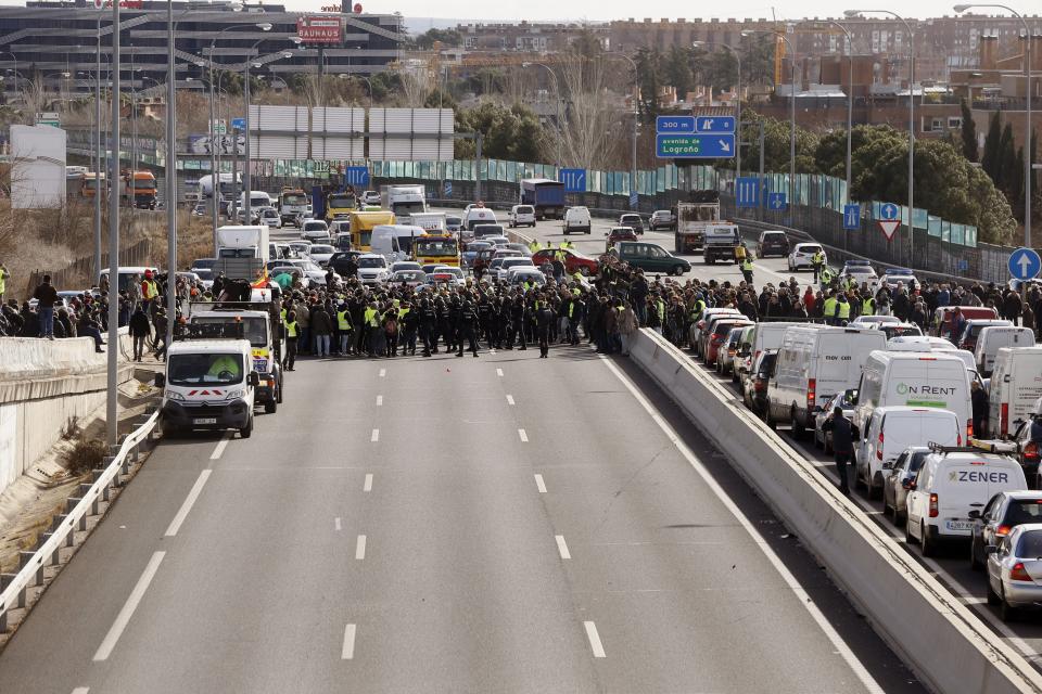 <p>El tráfico de la M-40 en ambos sentidos cortado tras la invasión de los taxistas. (Foto: Javier Lizón / EFE). </p>