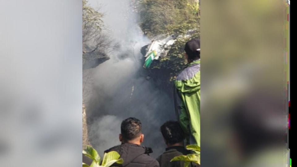 飛機墜毀在峽谷中。（圖／翻攝自推特@Paras156）