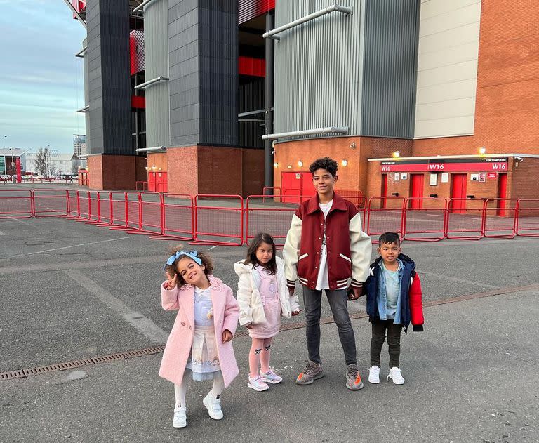 Cristiano Jr junto a sus hermanos