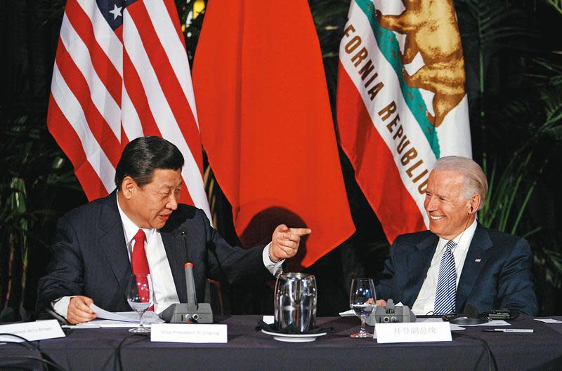 2012年2月，拜登（右）以美國副總統身分在加州接見當時的中國國家副主席習近平（左）。（達志影像）