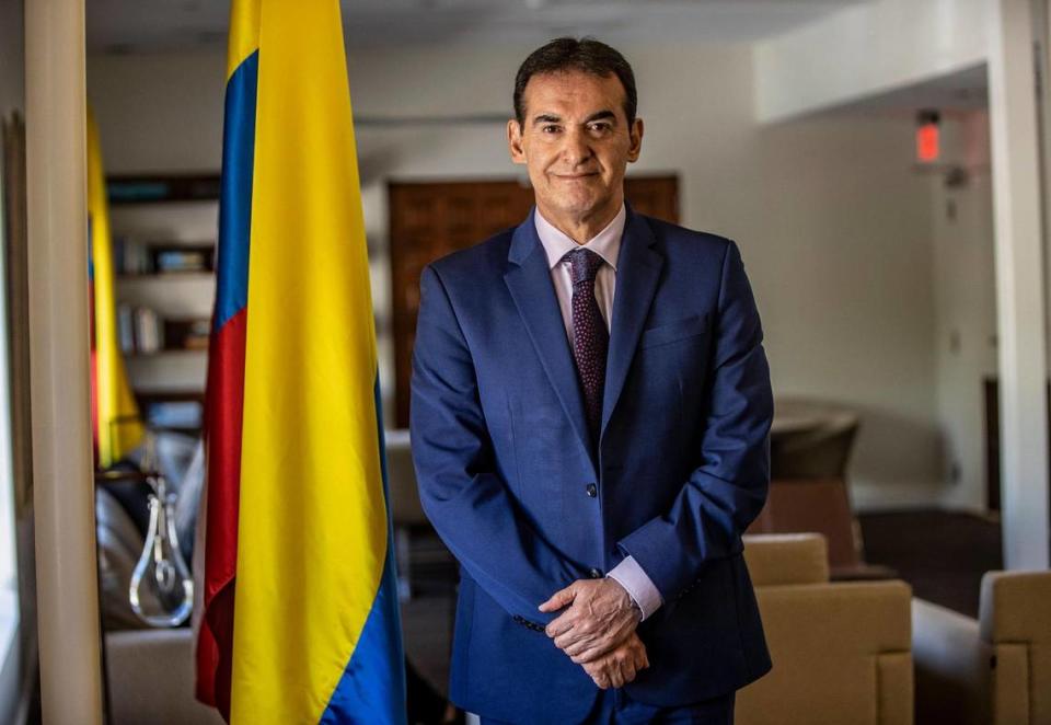 William René Salamanca Ramírez es.el nuevo Cónsul General de de Colombia en Miami. En su oficina el miércoles 18 de enero de 2023.