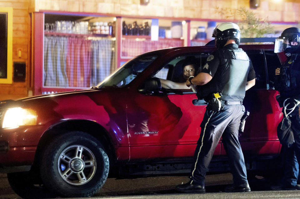 Policías ordenan a un automovilista detenerse cerca de una protesta de Black Lives Matter en Porland, Oregon, el viernes 4 de septiembre. (AP Foto/Noah Berger)