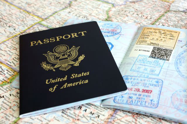 Yenwen/E+/Getty Images Un pasaporte estadounidense