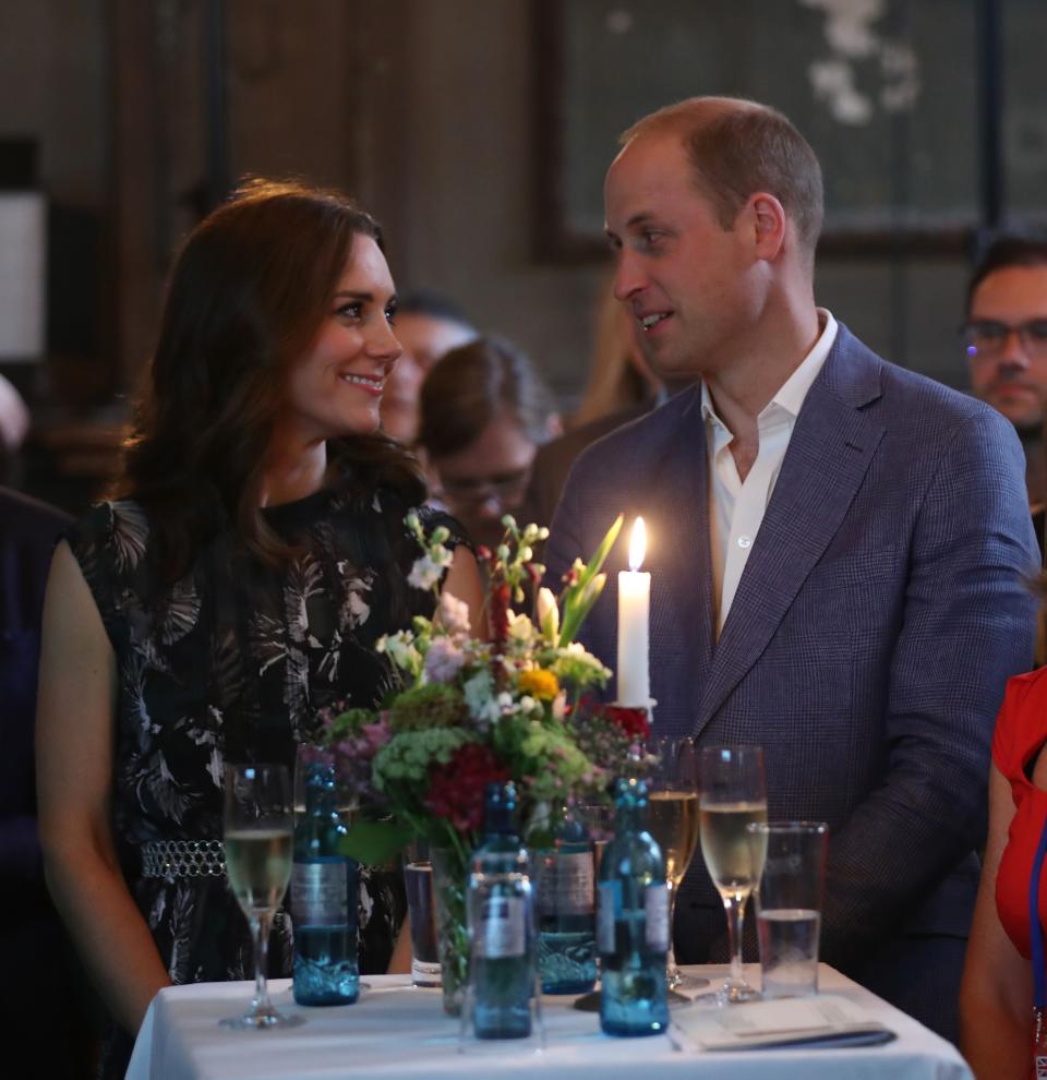 <p>Zum Abschluss ging es von Heidelberg zurück nach Berlin. Dort tauschten die Royals auf einer Party zu ihren Ehren verliebte Blicke aus. (Bild: Getty Images) </p>