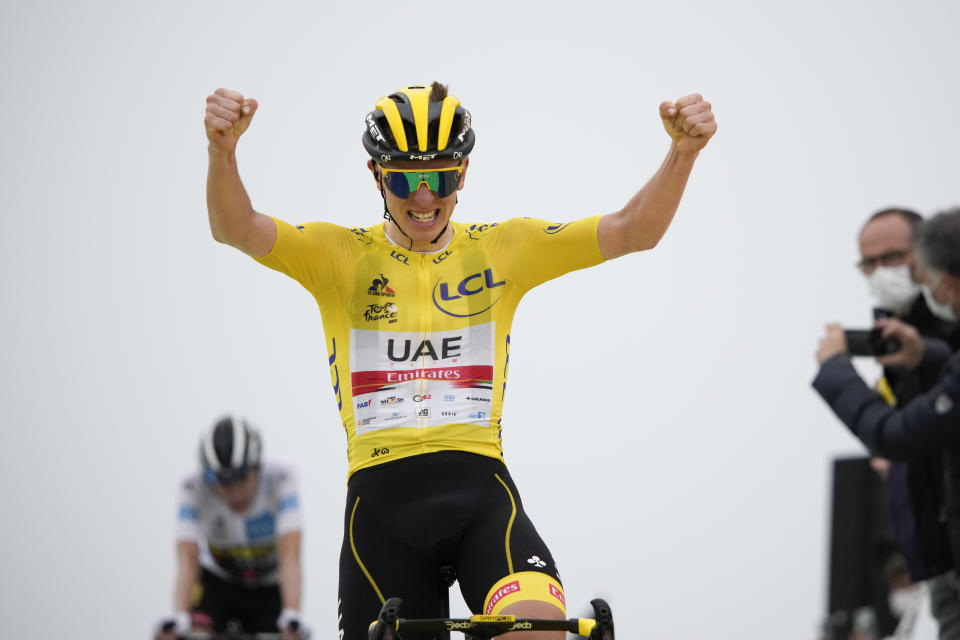 Tadej Pogacar, con el maillot amarillo de líder general, cruza la meta victorioso en la 17ma etapa del Tour de Francia, el miércoles 14 de julio de 2021, en el Col du Portet. (AP Foto/Christophe Ena)