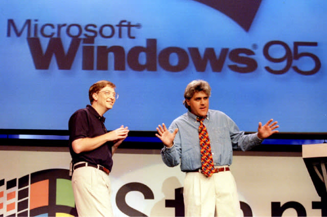 Microsoft Chairman Bill Gates (L) looks on  as The Tonight Show's Jay Leno co-hosts the official launch of Windows '95 at the Microsoft campus in Redmond, Washington August 24 - PBEAHUNDADM