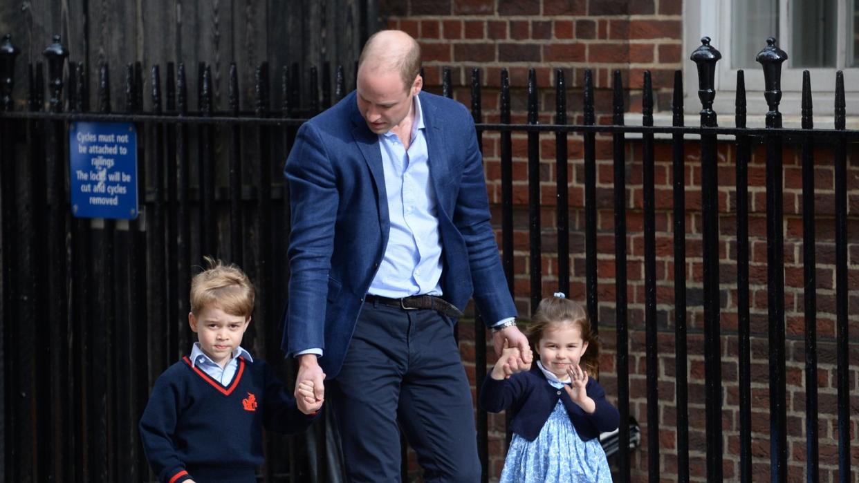 George und Charlotte sind mit Papa William auf dem Weg zu ihrer Mutter und dem neuen Geschwisterchen. Foto: Kirsty O'connor/PA Wire