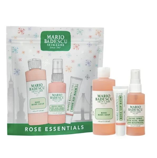 Set de regalo navideño Rose Winter Essentials de Mario Badescu. (Foto: Walmart)