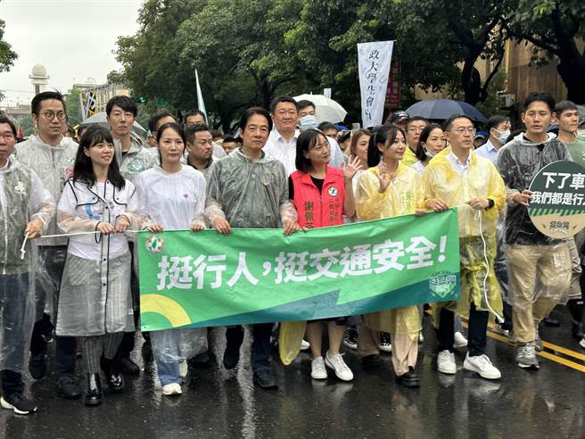 副總統賴清德今日以民進黨主席身份出席民團發起的「還路於民大遊行」，結束活動致詞後，他便率領黨公職冒雨步行數百公尺，眾人沿路高喊「挺行人，挺交通安全」。（黃婉婷攝）