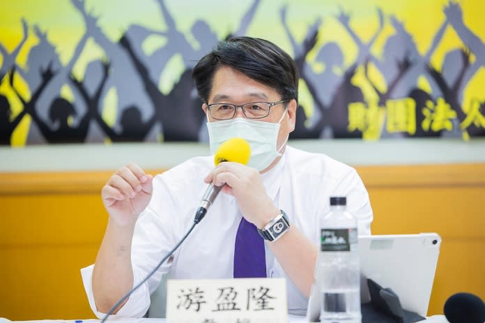 台灣民意基金會董事長游盈隆表示，政治人物抄襲論文，那就是不折不扣的醜聞，再怎麼澄清道歉都沒有用，那是個人嚴重的道德和人格瑕疵，公信力隨之蕩然無存，未來出任任何公職都將受到社會嚴厲的質疑。(游盈隆臉書)