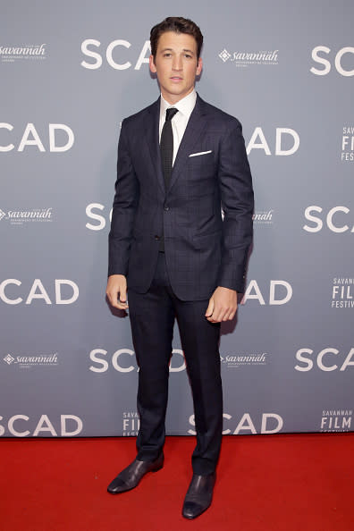 Para empezar, opta por estampas pequeñas. Se ven más sofisticadas y elegantes que los estampados grandes. Este traje a cuadros que eligió el guapísimo actor Miles Teller, puede ser una buenísima opción para ti. - Foto: Cindy Ord/Getty Images for SCAD