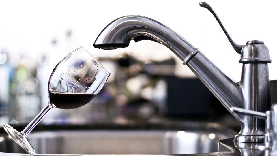 Wenn Lambrusco Grasparossa aus dem Wasserhahn kommt, stimmt etwas nicht. Oder handelt es sich um göttliche Fügung? Foto: Symbolbild / gettyimages / www.marcuslam.com