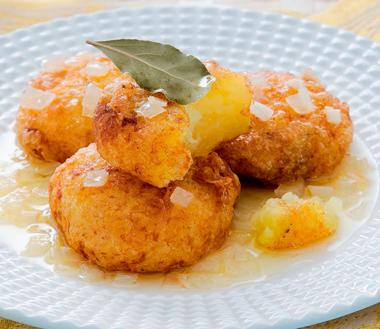 Leche frita de soja con almíbar de pera