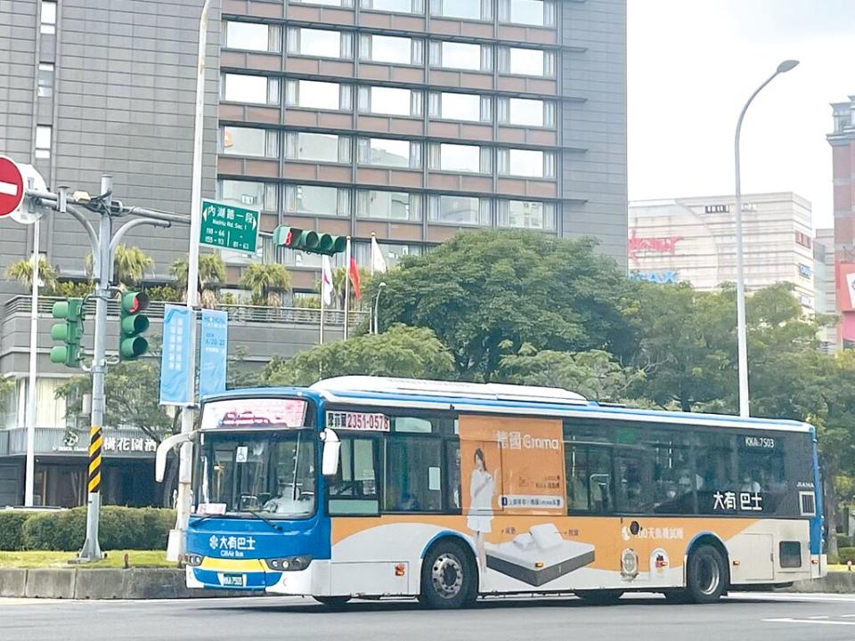 台北市公車自2019年起實施上下車都要刷卡，統計乘客起訖站資料供業者優化路線。（劉彥宜攝）