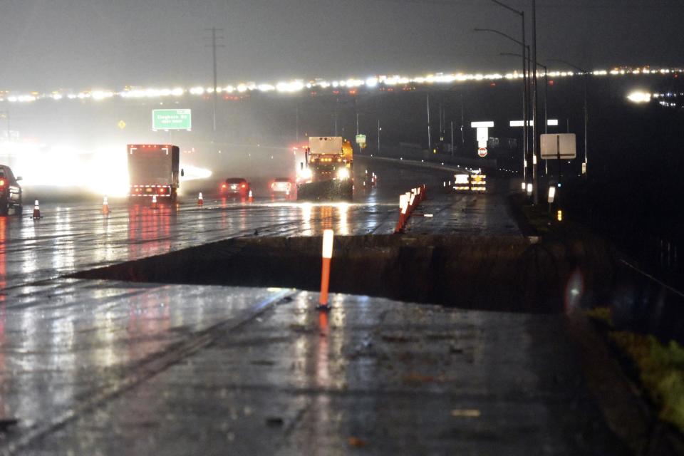 Un tramo de la autopista interestatal 15 luego de ser arrasado por las corrientes la noche del viernes 17 de febrero de 2017, en Cajon Pass, California. (David Pardo/The Daily Press vía AP)