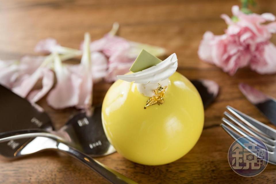 金黃亮滑如鏡球的「茉莉」，同時展現熱帶橙黃水果的酸鮮和台灣茶香。（250元／份）