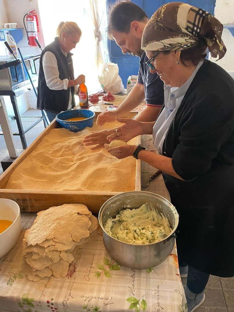 La cocina de Dos Hermanas, en una capacitación con las hermanas Abreu para hacer las clásicas milanesas antes del cambio de mando