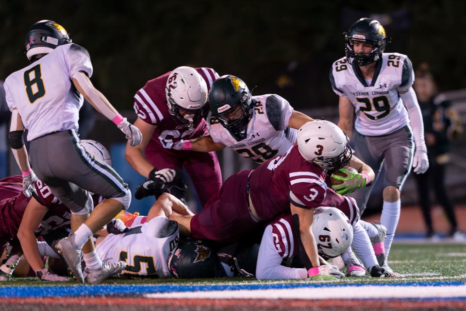 Seaman Bryson Vawter (3) runs the ball Friday against Basehor Linwood at Seaman High School. Seaman fell 47-32.