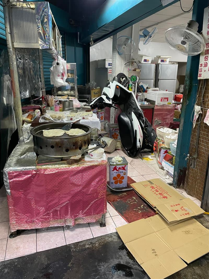 原PO友人買早餐，機車竟爆衝進店內。（圖／翻攝自 爆廢公社公開版）