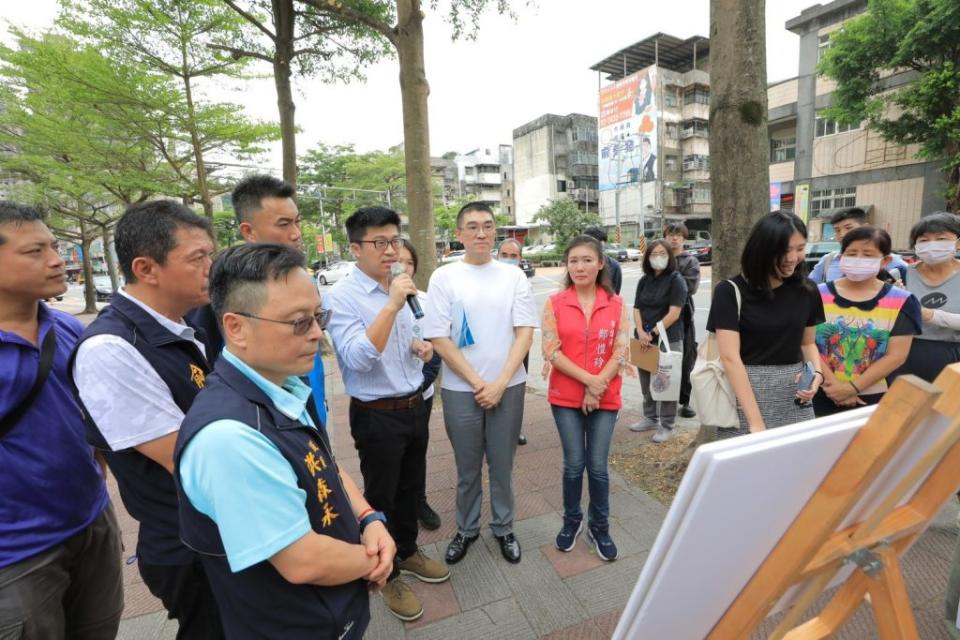 市長謝國樑會勘安樂一期六號基地更新會推動都更等現況，籲請議會支持市府編列明年度「都更辦公室」預算。（市府提供）