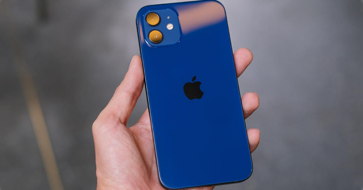 El iPhone 12 en color azul. (Foto: Unsplash)