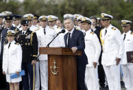 Acompañado de los principales oficiales de la Armada, el presidente argentino Mauricio Macri pronuncia un discurso con motivo del primer aniversario de la desaparición del submarino ARA San Juan, durante un acto en la base naval en Mar del Plata, el jueves 15 de noviembre de 2018. (AP Foto/Vicente Robles)