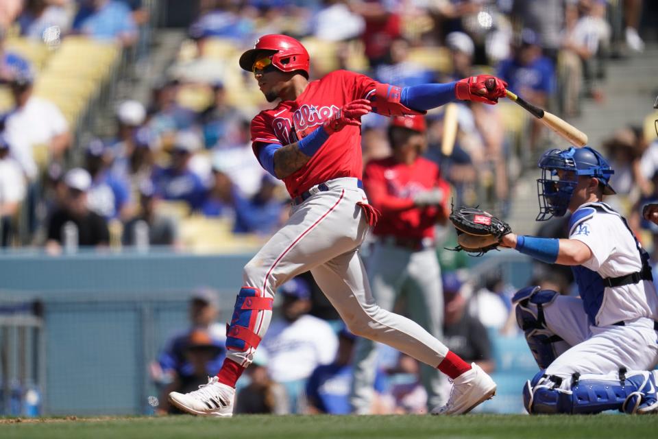 Filis de Filadelfia'  Johan Camargo conecta un doble durante la sexta entrada de un juego de béisbol contra los Dodgers de Los Ángeles en Los Ángeles, el domingo 15 de mayo de 2022. (Foto AP/Ashley Landis)