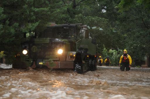 Guardias de la Armada Nacional de EEUU ayudan a habitantes de Boulder County, Colorado, el 12 de septiembre de 2013. (/AFP | Joseph K. VonNida)