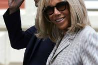 <p>Brigitte Macron samedi à Biarritz, avec son directeur de cabinet, Pierre-Olivier Costa. </p>