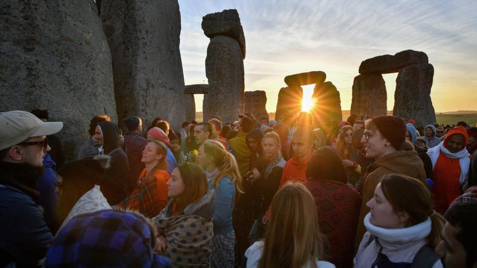 Bei Sonnenaufgang feiern Menschen die Sommersonnenwende an den Steinkreisen von Stonehenge Foto: Ben Birchall, PA Wire