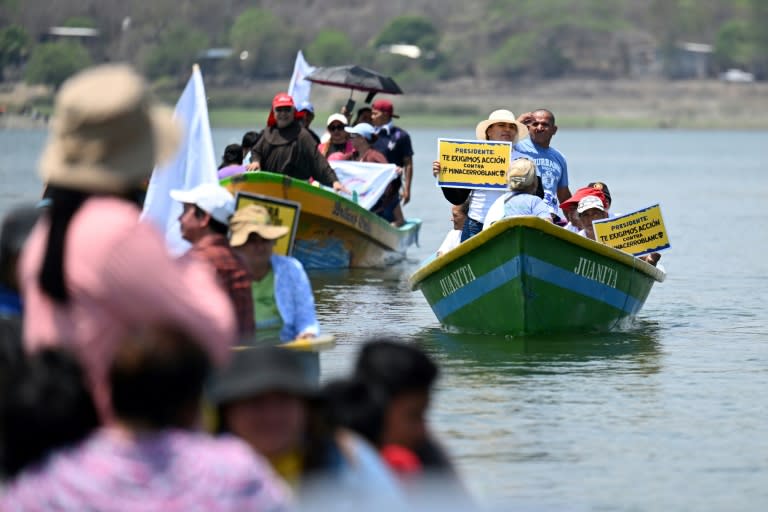 Defensores del medio ambiente de El Salvador, Guatemala y Honduras protestaron contra la mina Cerro Blanco en el lago de Güija, en Metapán, El Salvador, el 19 de abril de 2024. (Marvin RECINOS)