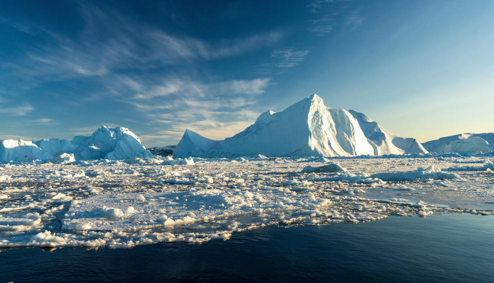 Los glaciares  en Groenlandia aún son enormes, pero se han ido derritiendo a causa del calentamiento global. Si ese proceso se acelera, el nivel de los oceanos podría subir de modo severo, amenazando ciudades y áreas costeras donde viven millones de personas. (Ulrik Pedersen/NurPhoto via Getty Images)