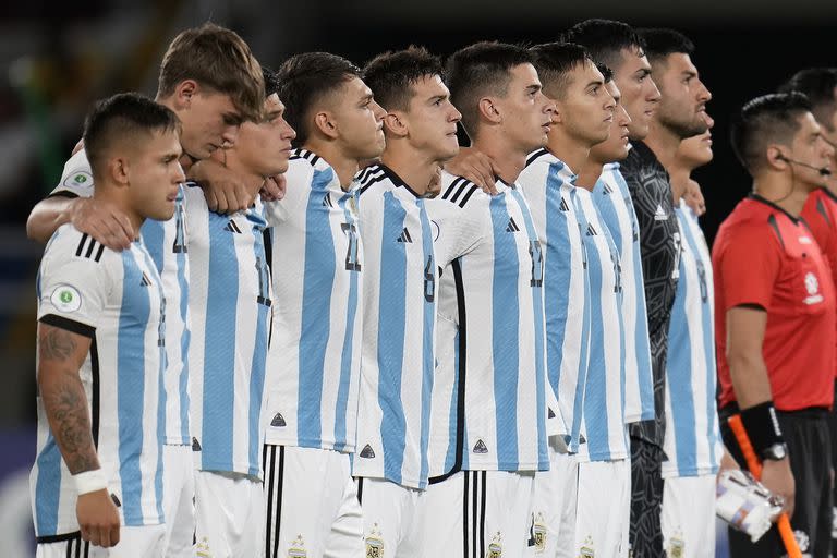 El seleccionado argentino Sub 20, durante el Himno Nacional, antes del duelo decisivo ante Colombia.