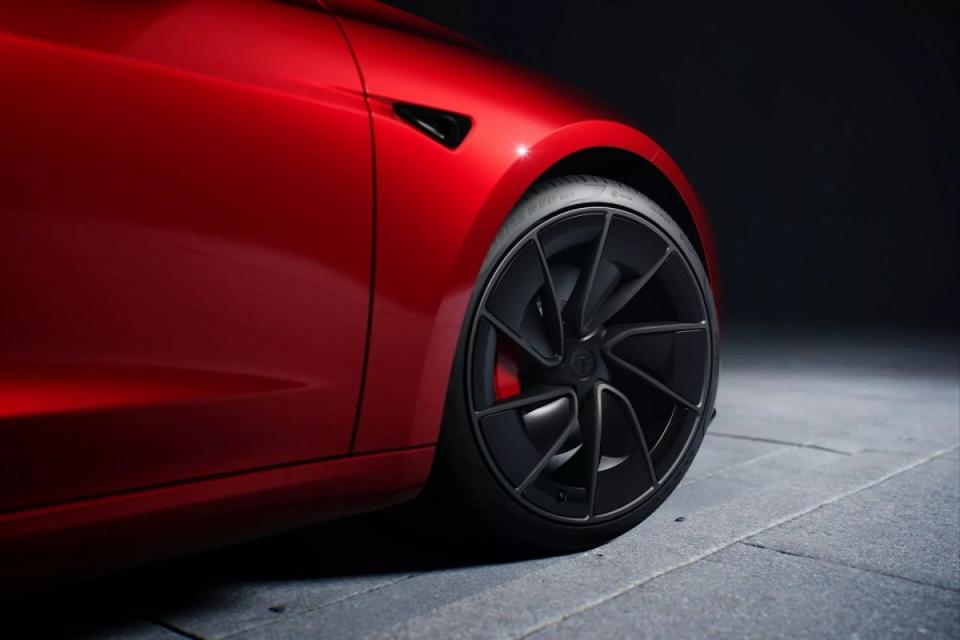 20吋的Wrap輪圈搭配倍耐力的P Zero 4高性能輪胎，將可以創造出更好的操駕感受。