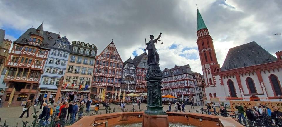 Plaza Römerberg, epicentro del casco histórico de Frankfurt. Fue destruida en la II Gierra Mundial, y la actual es una reconstrucción de los años 90.