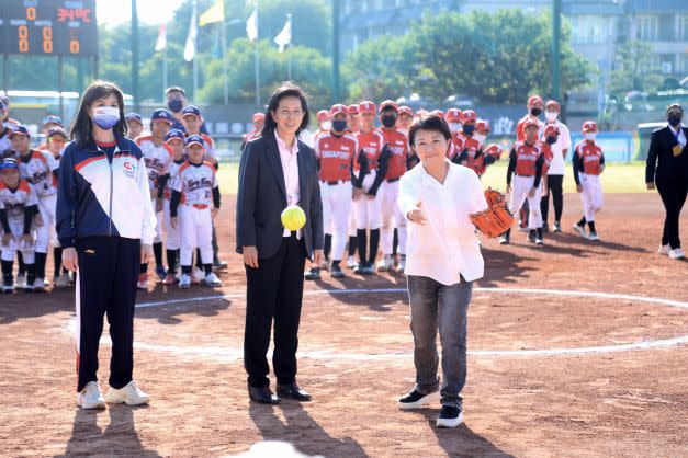 台中市長盧秀燕順利將球投進捕手手套中，完成開球任務。（台中市政府提供）