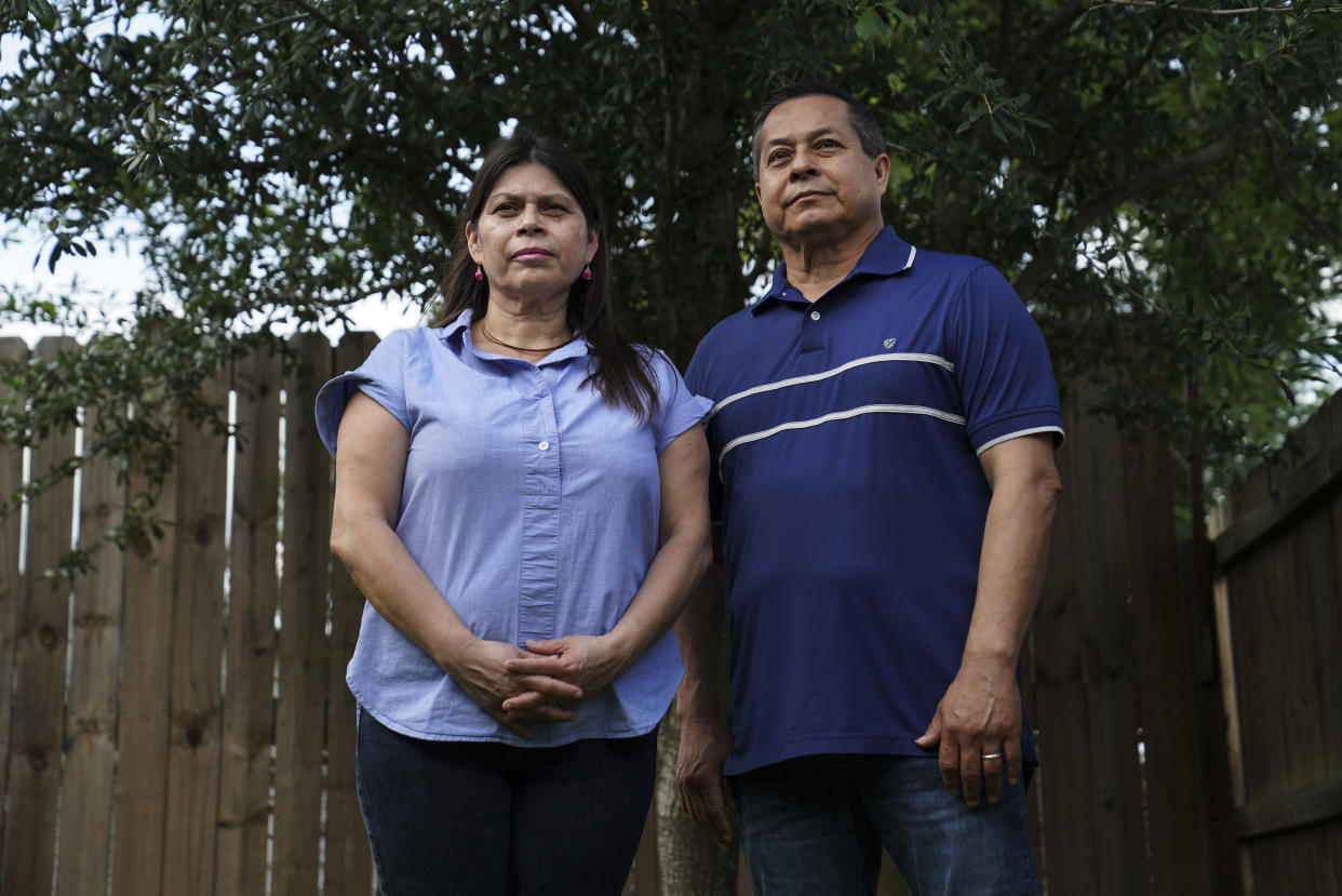 Gabby García, de 52 años, a la izquierda, de pie para un retrato con su hermano Eddie García, de 56 años, en Brownsville, Texas, el 8 de junio de 2021, ambos recibieron la vacuna contra el COVID-19 después de que su hermana falleció a causa del virus el año pasado. (Verónica G. Cárdenas/The New York Times)