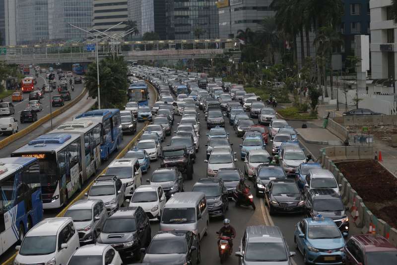 地球、氣候與污染，印尼首都雅加達的道路交通（AP）