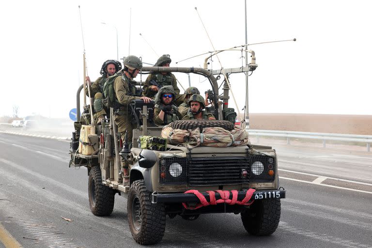 Soldados israelíes cerca de la frontera con Gaza