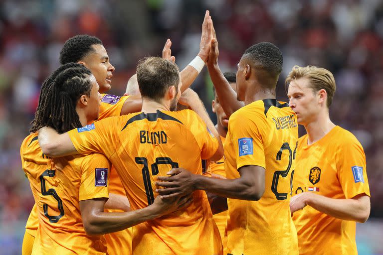 El equipo neerlandés celebra el pase a octavos de final de la Copa del Mundo luego de derrotar a Qatar