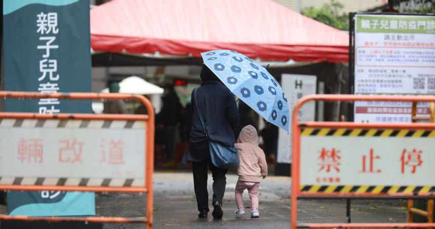 本土疫情燒向兒童，新北市議員要求政府備足唾液快篩，以利採檢。（圖／侯世駿攝）