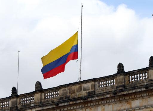 En el edificio del Congreso en Bogotá la bandera de Colombia flamea a media asta el 18 de abril de 2014 por la muerte, un día antes, de el escritor Gabriel García Márquez (AFP | )