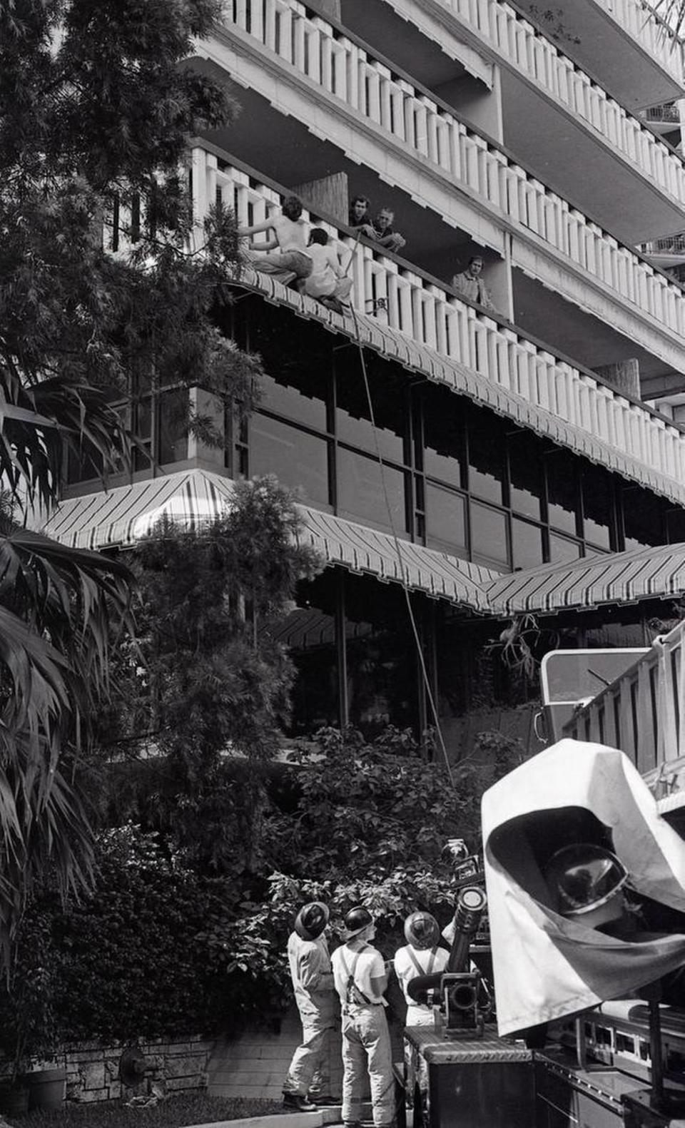 En junio de 1980, dos hombres descienden por el lateral de The Mutiny Hotel, de balcón en balcón, desde su habitación del 10º piso hasta los brazos de la policía de Miami. El par, que llevaba cocaína, prendió fuego a un montón de billetes en el jacuzzi de la habitación 1020 y huyó cuando se acercaron los bomberos.