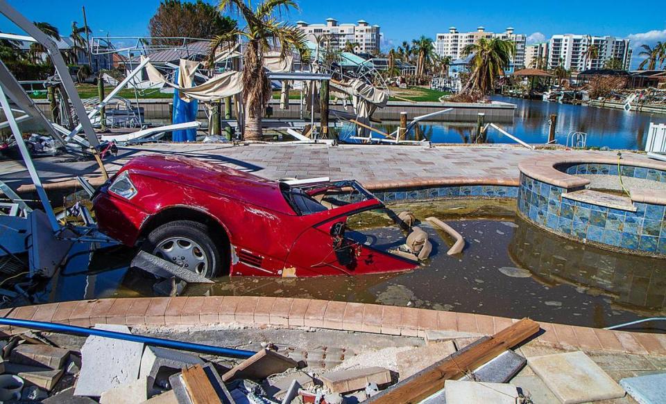 La parte delantera de un Mercedes Benz descapotable sobresale de una piscina en el patio trasero de una casa en Estero Boulevard, el miércoles 26 de octubre de 2022. El auto terminó en la piscina después de que el huracán Ian azotó la zona como una tormenta de categoría 4 el miércoles 28 de septiembre de 2022.